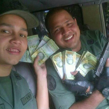 Guardias nacionales matraqueros chavistas